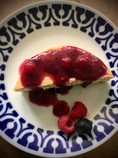 Una foto de Cheesecake con coulis de frutos rojos