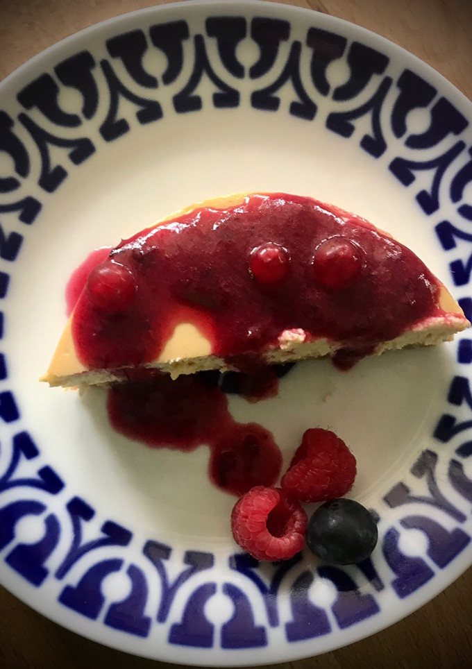 Una foto de Cheesecake con coulis de frutos rojos