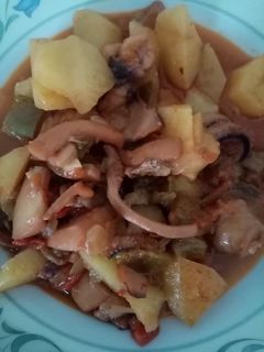 Una foto de Guiso de sepia con patatas
