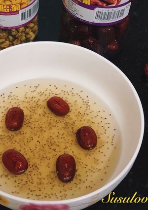 Hình của món Yến chưng táo đỏ hạt chia.
