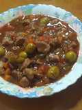 Aguja de cerdo guisada con verduras