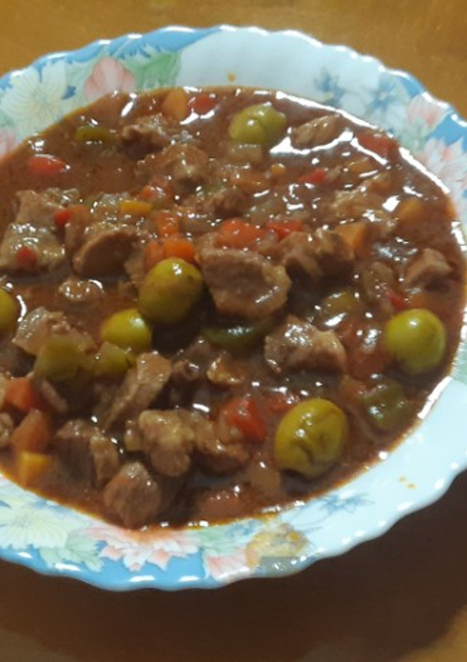 Una foto de Aguja de cerdo guisada con verduras