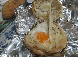 Foto de Pão recheado no forno com ovo
