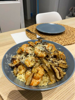 Una foto de Salteado de langostinos, setas y arroz
