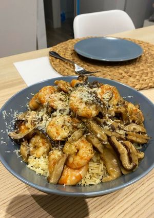 Una foto de Salteado de langostinos, setas y arroz