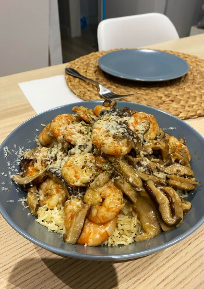 Una foto de Salteado de langostinos, setas y arroz