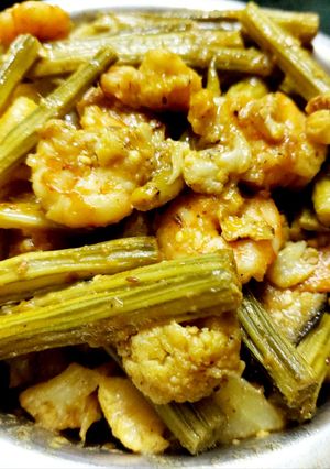 চিংড়ি ও সজনে ডাঁটার চচ্চড়ি (chigri o sajne datar chorchori recipe in Bengali) রেসিপির প্রধান ছবি