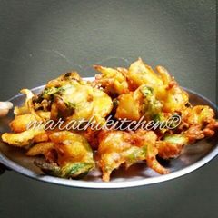Kanda bhaji (onion bhaji) A picture of Kanda bhaji (onion bhaji).