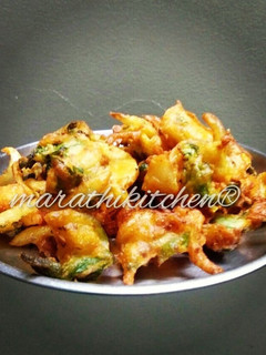 A picture of Kanda bhaji (onion bhaji).