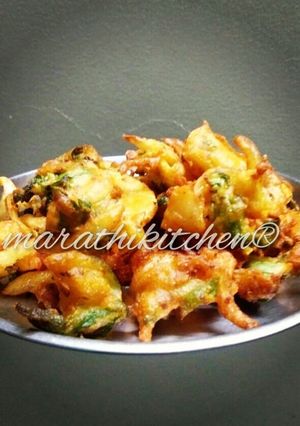 A picture of Kanda bhaji (onion bhaji).