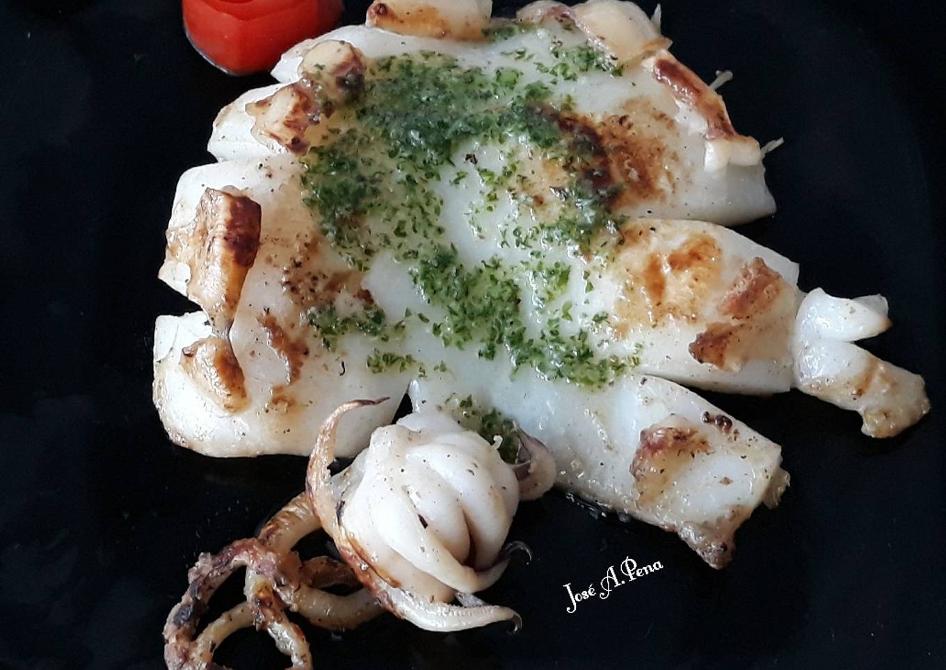 Sepia plancha con vinagreta de ajo y perejil