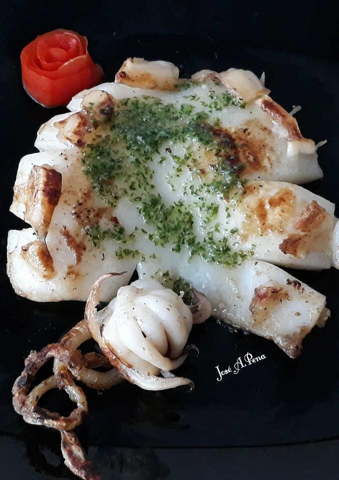 Una foto de Sepia plancha con vinagreta de ajo y perejil