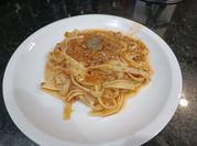 Una foto de pasta con carne picada gratinados