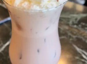 Foto de Batido de morango com chantilly 🍓🥤