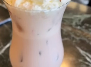 Foto de Batido de morango com chantilly 🍓🥤