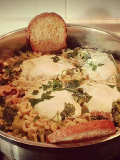 Una foto de Verduras con fideos y huevos escalfados