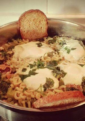 Foto principal de Verduras con fideos y huevos escalfados