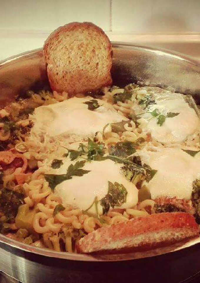 Una foto de Verduras con fideos y huevos escalfados