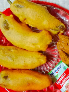 ભરેલા મરચાં ના ભજીયા (Bharela Marcha Bhajiya Recipe In Gujarati) રેસીપી મુખ્ય ફોટો