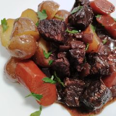 A picture of Beef and carrots in red wine.