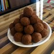 Bolitas de manjar y cacao (cocadas de manjar y cacao)