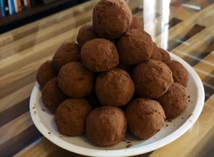 Una foto de Bolitas de manjar y cacao (cocadas de manjar y cacao)