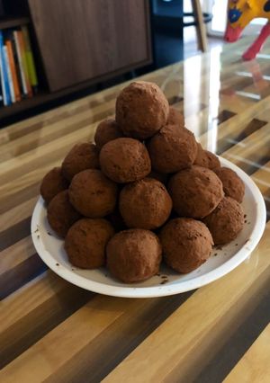 Una foto de Bolitas de manjar y cacao (cocadas de manjar y cacao)