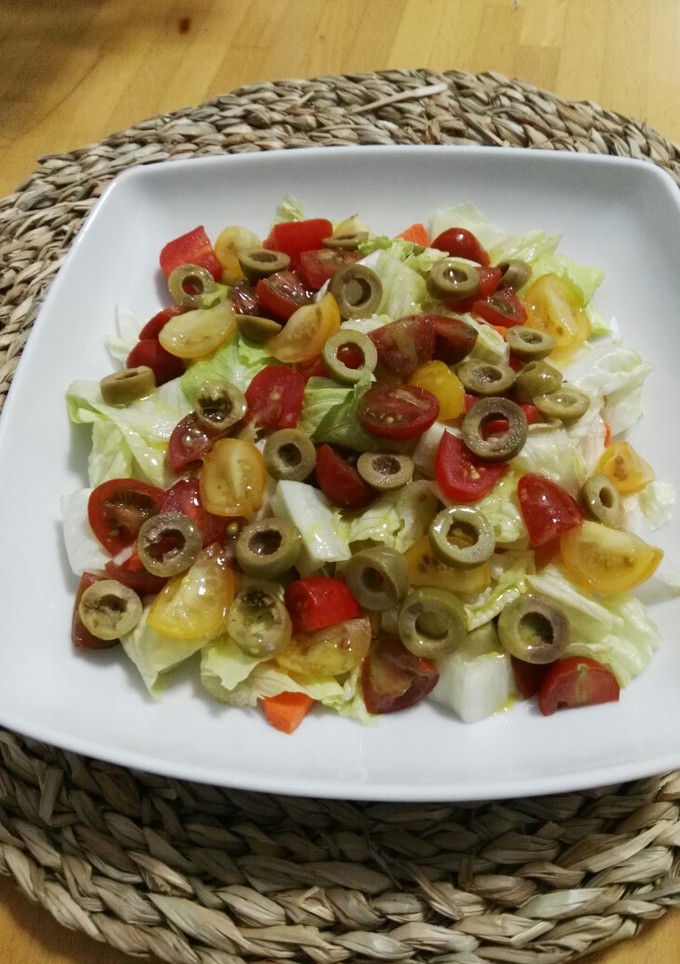 Una foto de Ensalada con mix de cherrys y vinagreta de mostaza