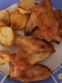 Una foto de Alitas de pollo al horno con patatas
