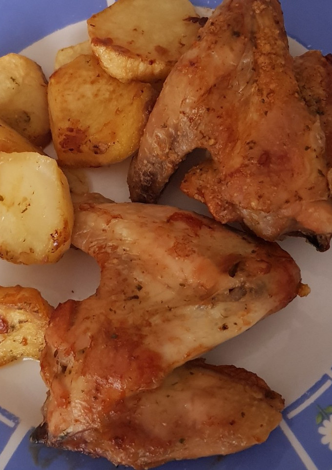 Una foto de Alitas de pollo al horno con patatas