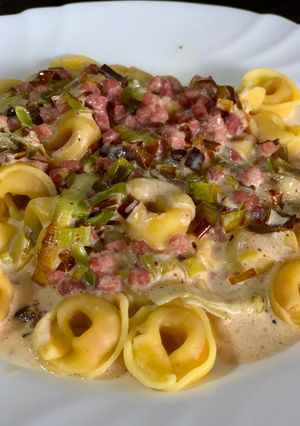 Foto principal de Tortellinis de queso con puerro, jamón y salsa
