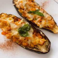 Una foto de Berenjenas rellenas con pisto y carne picada
