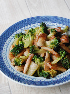 A picture of Chinese-Style Stir-Fried Broccoli and Fish Cake.