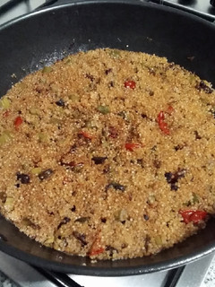 Una foto de Salteado de quinoa con espárragos trigueros