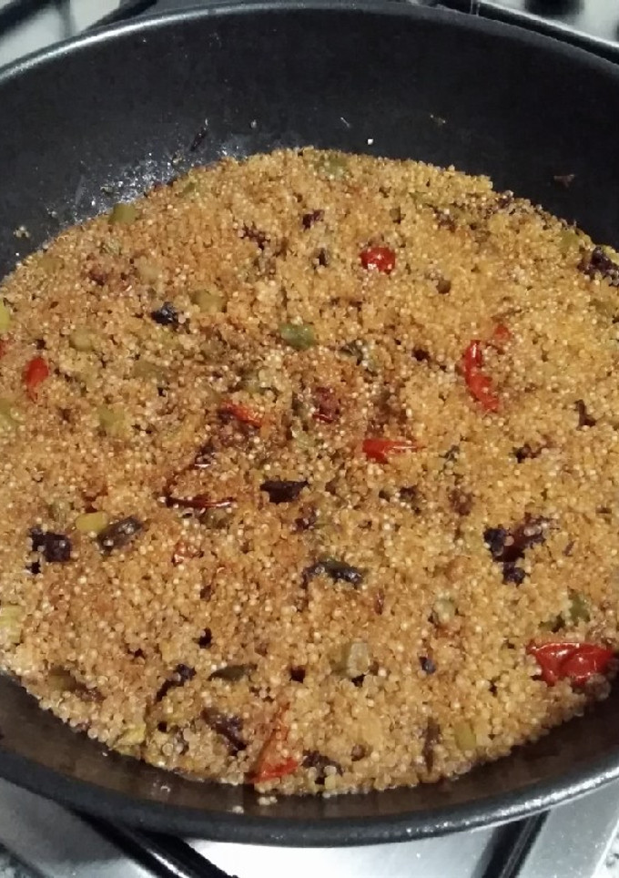 Una foto de Salteado de quinoa con espárragos trigueros