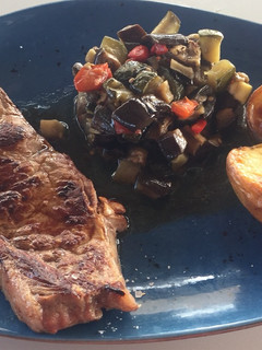 Una foto de Entrecot de ternera navarra a la parrilla con verduritas y patatas asadas