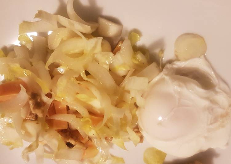 Recette De Salade d&#39;endive à la mimolette et oeuf poché 🥚🧀