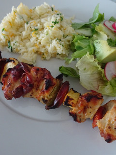 Foto de Espetadas de frango com presunto, linguiça, bacon, ananás e pimentos