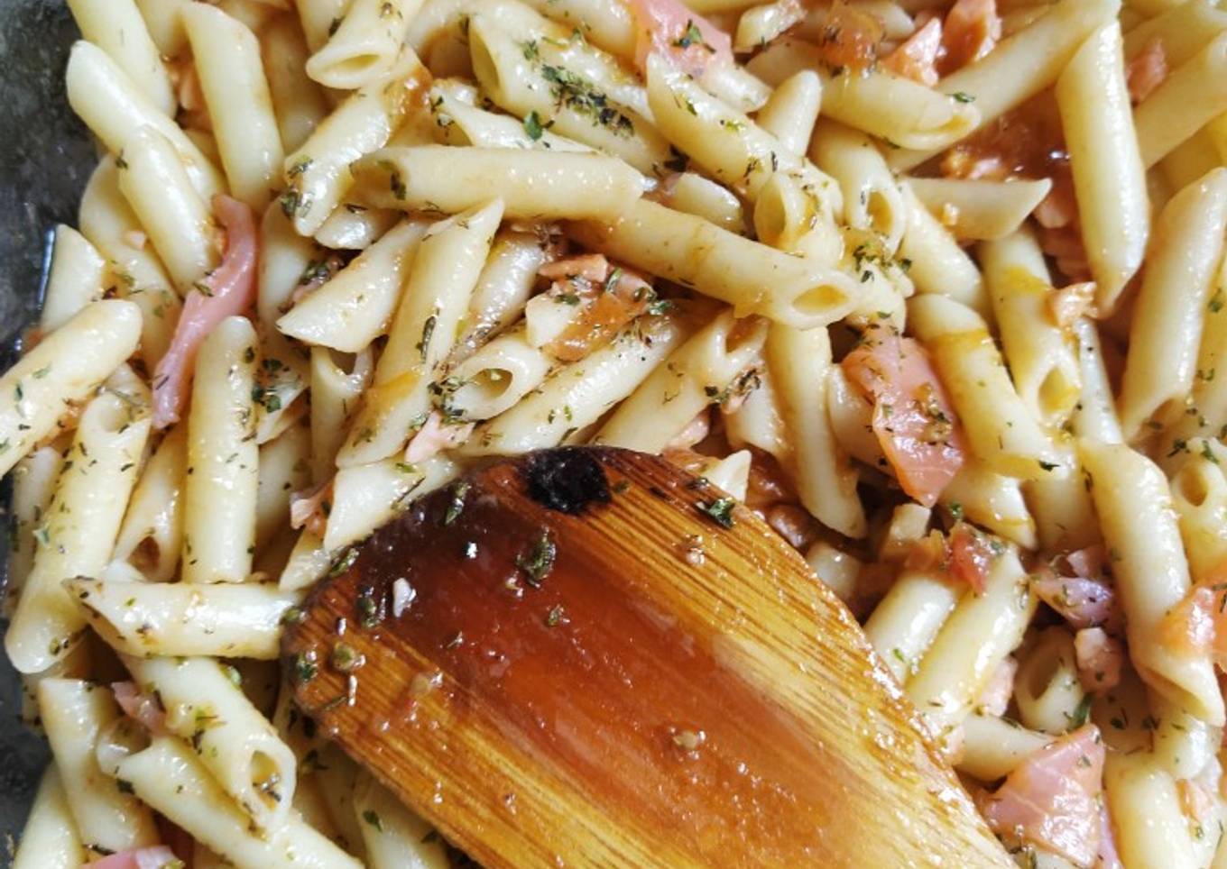 Macarrones con salsa de tomate natural, ajo y salmón ahumado