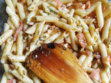 Macarrones con salsa de tomate natural, ajo y salmón ahumado