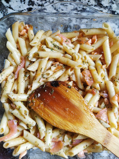 Una foto de Macarrones con salsa de tomate natural, ajo y salmón ahumado