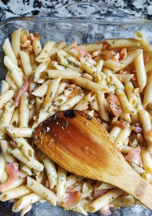Una foto de Macarrones con salsa de tomate natural, ajo y salmón ahumado