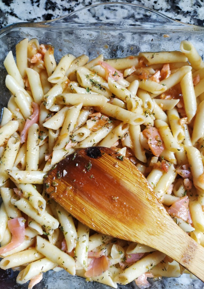 Una foto de Macarrones con salsa de tomate natural, ajo y salmón ahumado