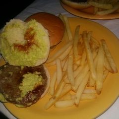 A picture of Hamburguesa palta limon ajo barbacoa y papas.