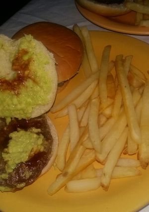 A picture of Hamburguesa palta limon ajo barbacoa y papas.