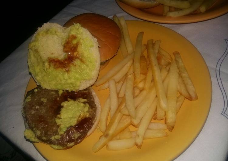 Hamburguesa palta limon ajo barbacoa y papas