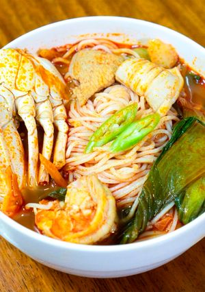 A picture of Jjampong (Korean Spicy Seafood Noodle Soup).
