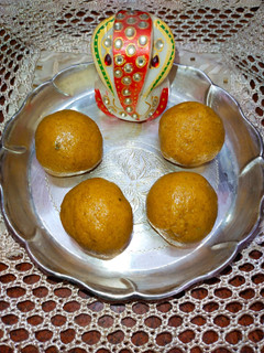 बेसन का लड्डू (besan ka ladoo recipe in Hindi) रेसिपी मुख्य फोटो