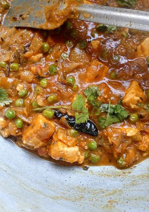 A picture of Matar paneer.