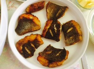 Una foto de Pescado frito crocante por fuera y jugoso por adentro